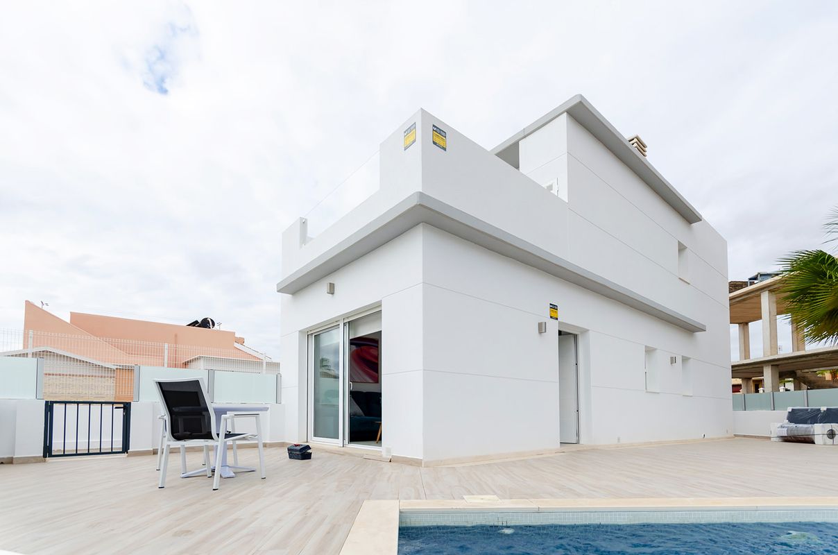 Detached Villa 3 Bedrooms 3 Bathrooms in Torrevieja