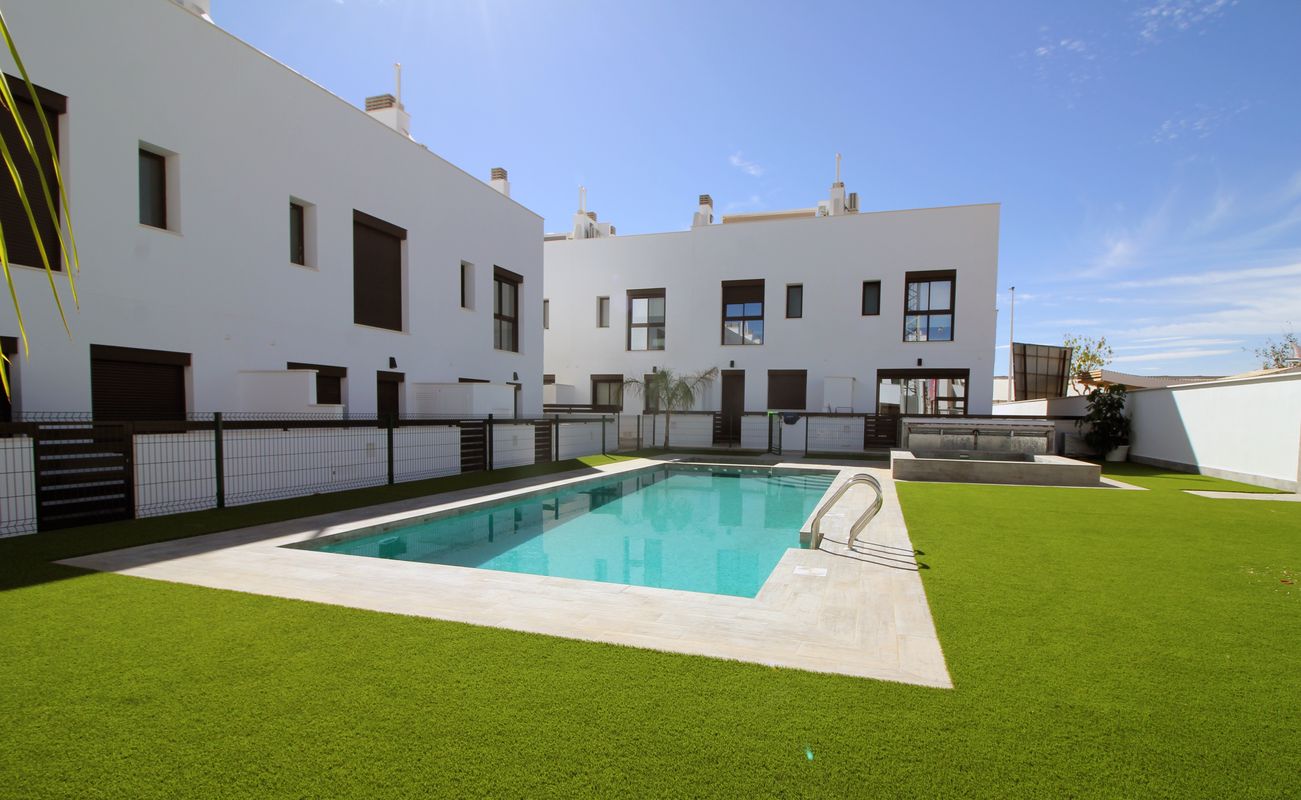 Townhouse 4 Bedrooms 2 Bathrooms in Pilar de la Horadada